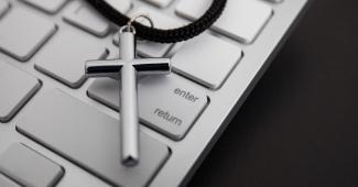 Salib di laptop
